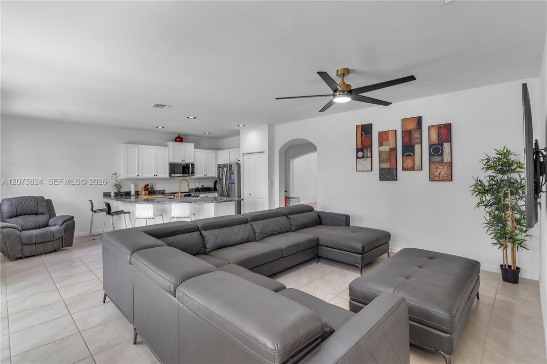 For Sale: $750,000 (5 beds, 4 baths, 2846 Square Feet)