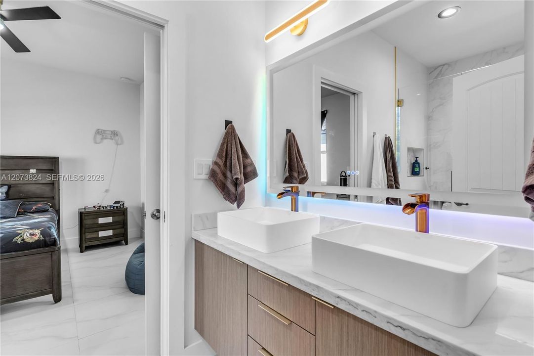For Sale: $750,000 (5 beds, 4 baths, 2846 Square Feet)