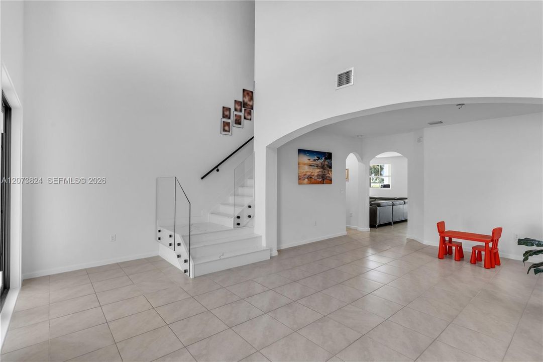For Sale: $750,000 (5 beds, 4 baths, 2846 Square Feet)