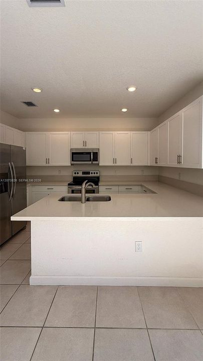 For Rent: $3,200 (3 beds, 2 baths, 1662 Square Feet)