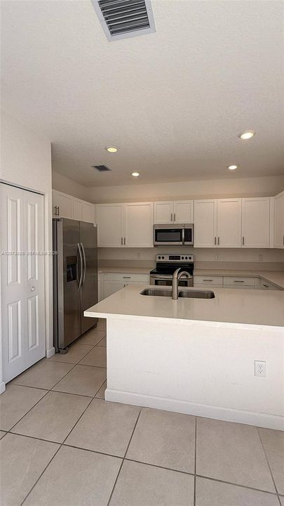 For Rent: $3,200 (3 beds, 2 baths, 1662 Square Feet)