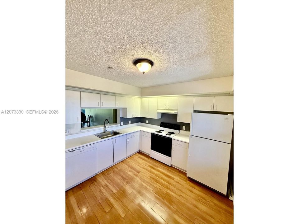 For Sale: $170,000 (1 beds, 1 baths, 1033 Square Feet)