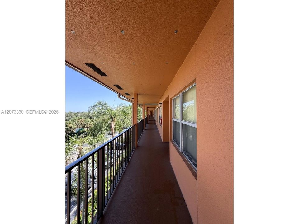 For Sale: $170,000 (1 beds, 1 baths, 1033 Square Feet)