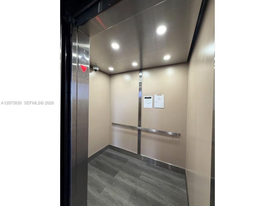For Sale: $170,000 (1 beds, 1 baths, 1033 Square Feet)