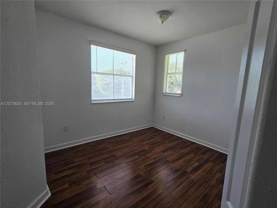 For Sale: $230,000 (3 beds, 2 baths, 1076 Square Feet)