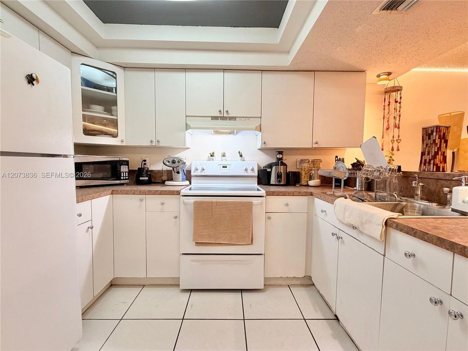For Sale: $125,000 (1 beds, 1 baths, 800 Square Feet)