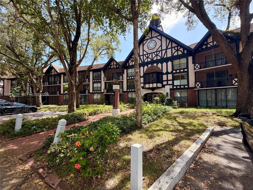 For Sale: $125,000 (1 beds, 1 baths, 800 Square Feet)