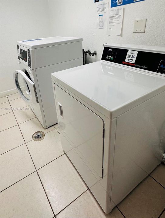 For Sale: $349,000 (1 beds, 1 baths, 906 Square Feet)