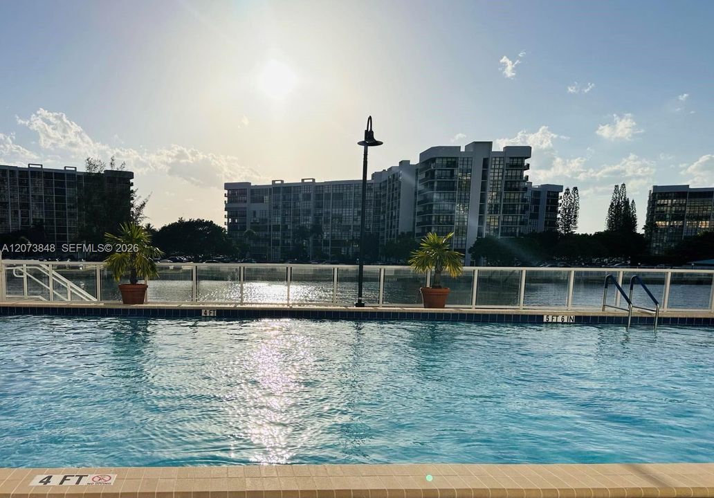 For Sale: $349,000 (1 beds, 1 baths, 906 Square Feet)