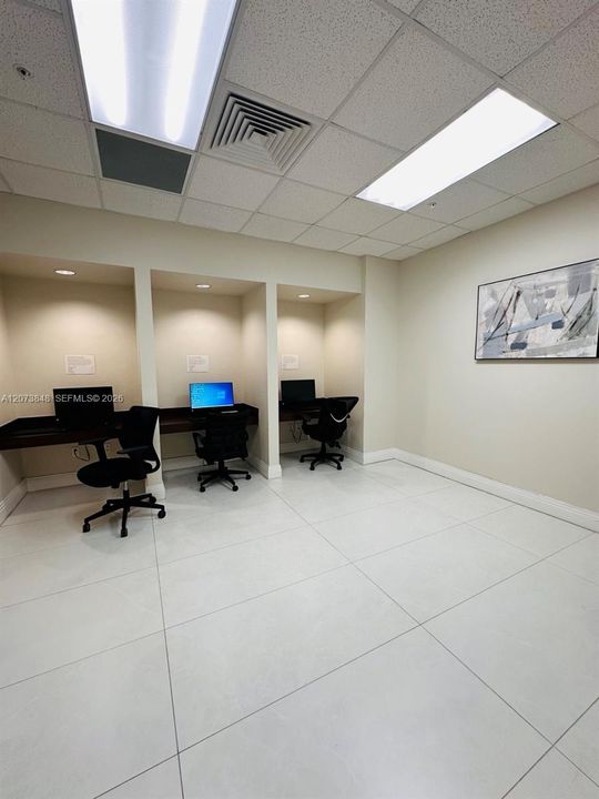 For Sale: $349,000 (1 beds, 1 baths, 906 Square Feet)