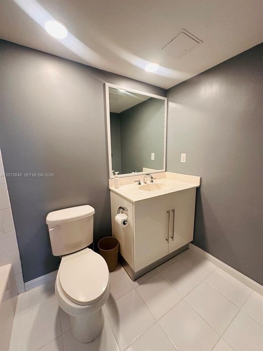 For Sale: $349,000 (1 beds, 1 baths, 906 Square Feet)