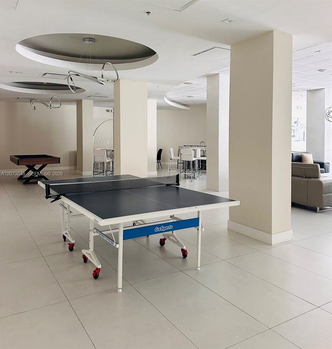 For Sale: $349,000 (1 beds, 1 baths, 906 Square Feet)