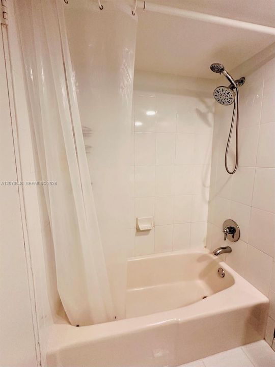 For Sale: $349,000 (1 beds, 1 baths, 906 Square Feet)