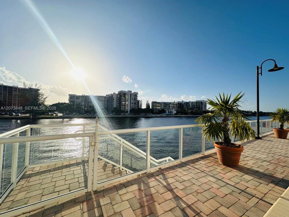 For Sale: $349,000 (1 beds, 1 baths, 906 Square Feet)