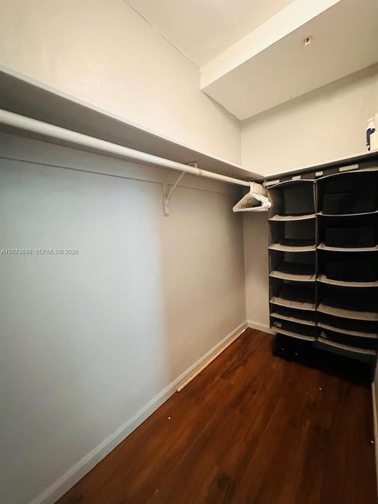 For Sale: $349,000 (1 beds, 1 baths, 906 Square Feet)