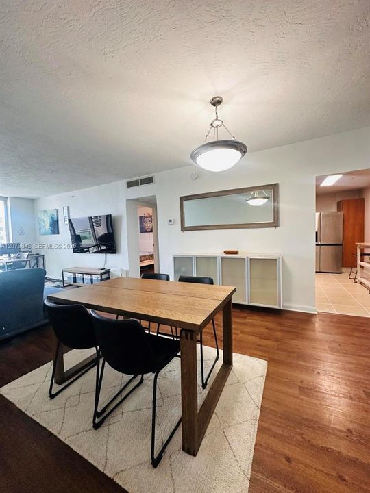 For Sale: $349,000 (1 beds, 1 baths, 906 Square Feet)