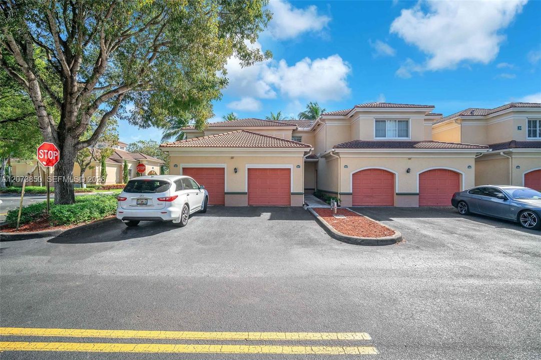 For Rent: $2,700 (2 beds, 2 baths, 1205 Square Feet)