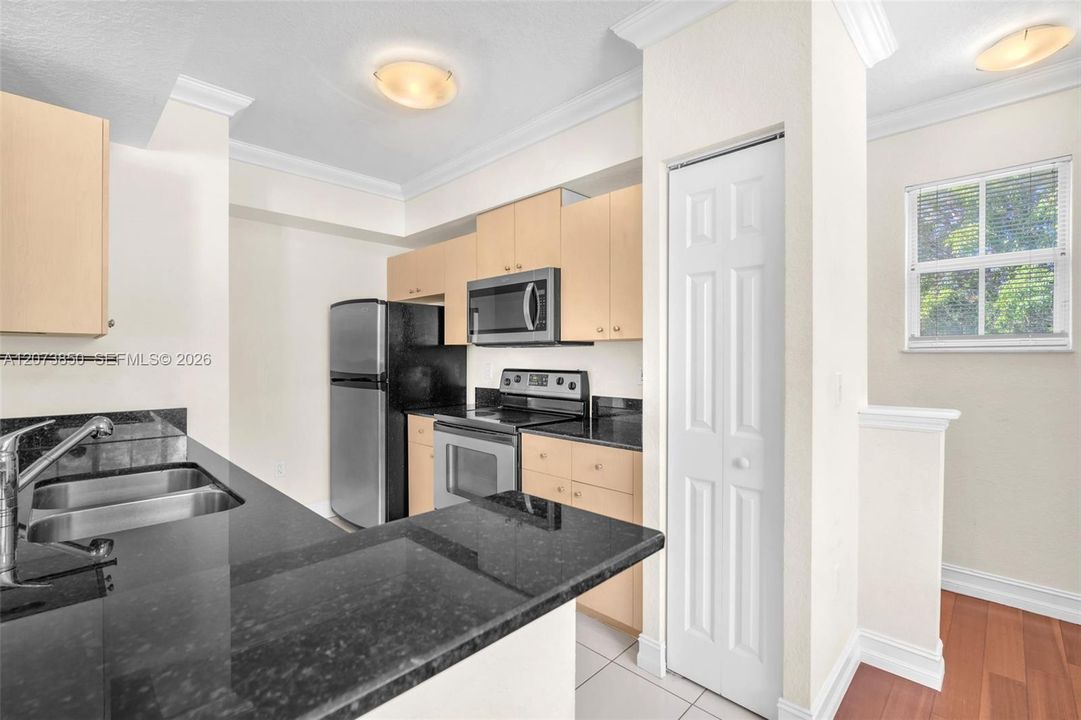 For Rent: $2,700 (2 beds, 2 baths, 1205 Square Feet)