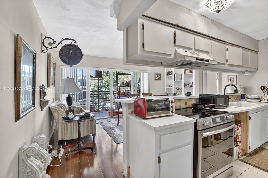 For Rent: $2,199 (3 beds, 2 baths, 1003 Square Feet)