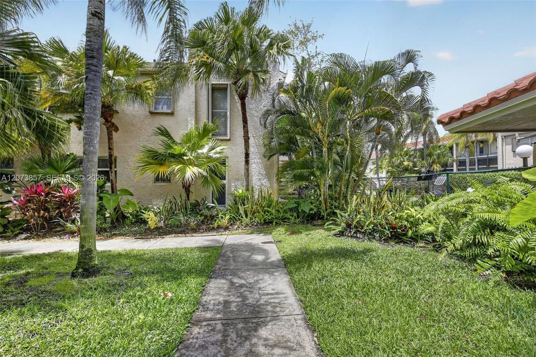 For Rent: $2,199 (3 beds, 2 baths, 1003 Square Feet)