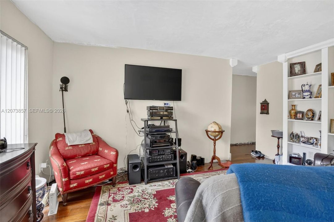 For Rent: $2,199 (3 beds, 2 baths, 1003 Square Feet)