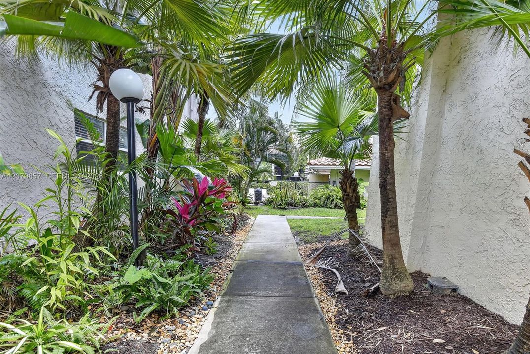 For Rent: $2,199 (3 beds, 2 baths, 1003 Square Feet)