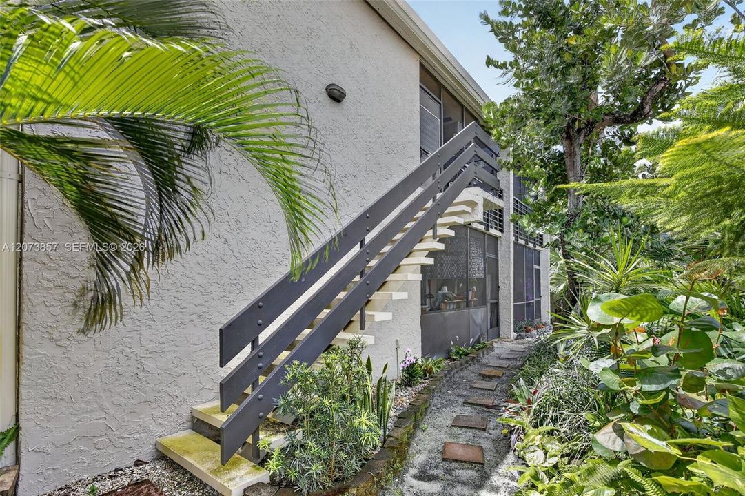 For Rent: $2,199 (3 beds, 2 baths, 1003 Square Feet)