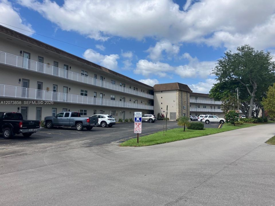 For Rent: $1,600 (1 beds, 1 baths, 684 Square Feet)