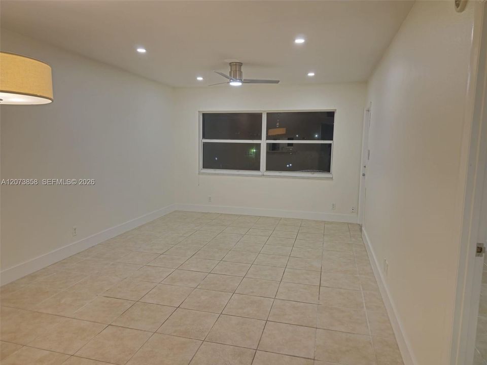 For Rent: $1,600 (1 beds, 1 baths, 684 Square Feet)