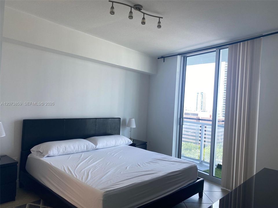 For Sale: $400,000 (1 beds, 1 baths, 899 Square Feet)