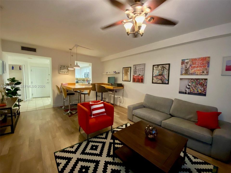 For Sale: $400,000 (1 beds, 1 baths, 860 Square Feet)