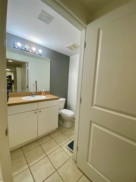 For Sale: $400,000 (1 beds, 1 baths, 860 Square Feet)