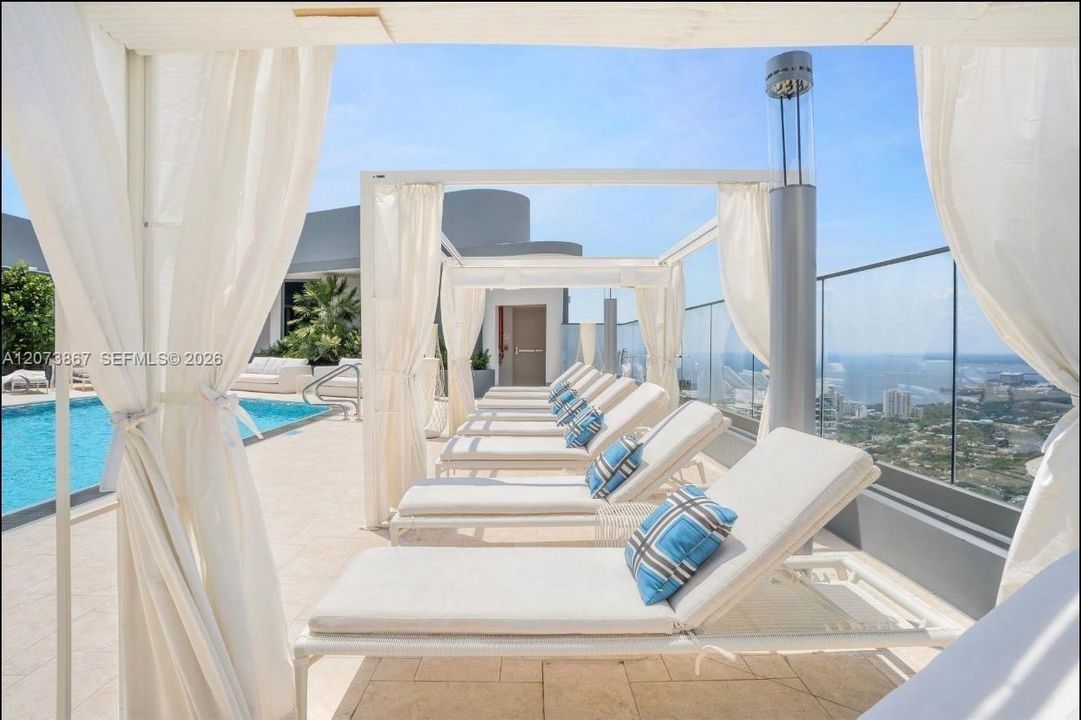 For Sale: $1,650,000 (2 beds, 2 baths, 1286 Square Feet)