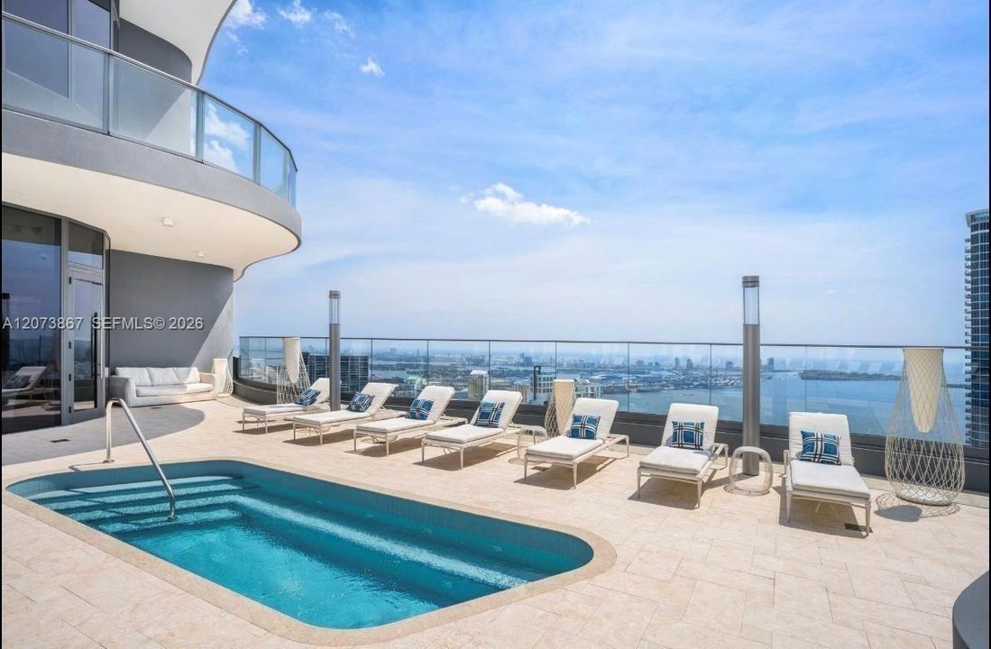 For Sale: $1,650,000 (2 beds, 2 baths, 1286 Square Feet)