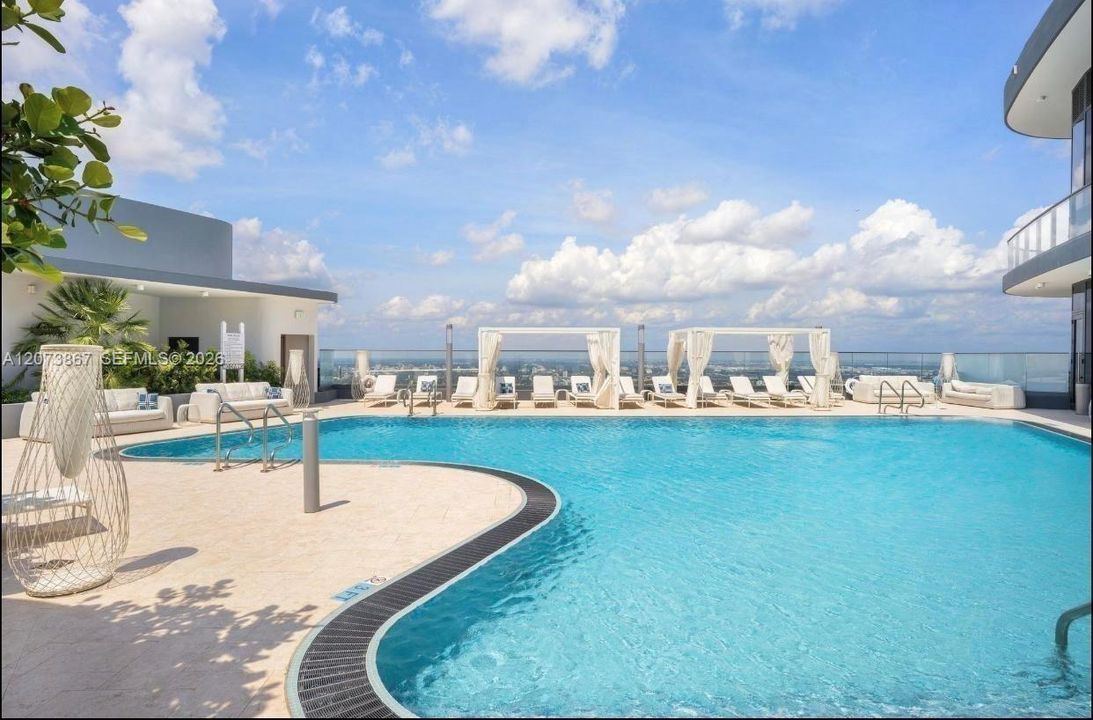 For Sale: $1,650,000 (2 beds, 2 baths, 1286 Square Feet)