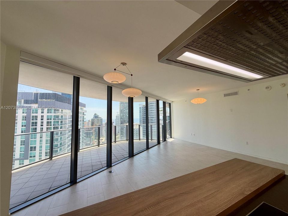 For Sale: $1,650,000 (2 beds, 2 baths, 1286 Square Feet)