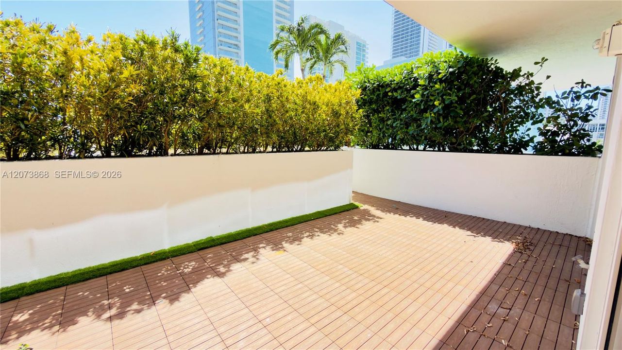 For Sale: $810,000 (2 beds, 2 baths, 1168 Square Feet)