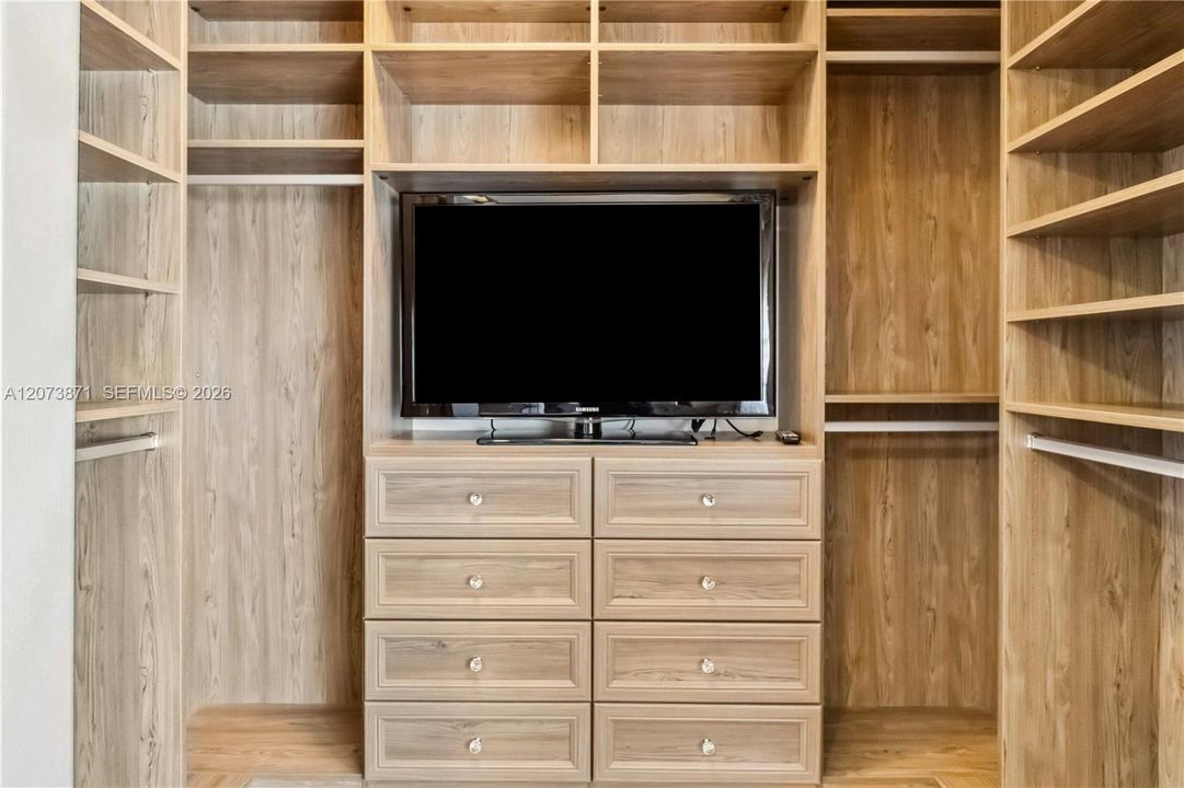 For Rent: $3,400 (2 beds, 2 baths, 1379 Square Feet)