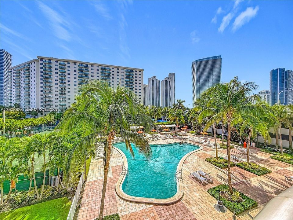 For Rent: $2,200 (1 beds, 1 baths, 1005 Square Feet)