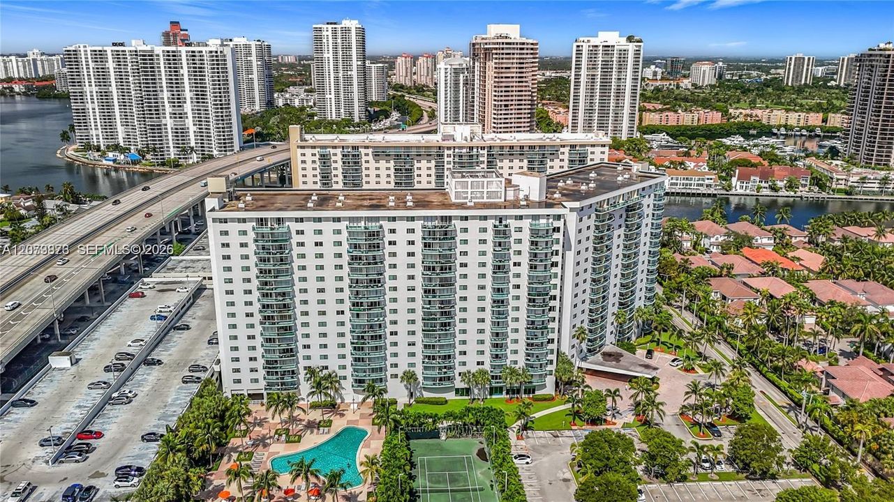 For Rent: $2,200 (1 beds, 1 baths, 1005 Square Feet)