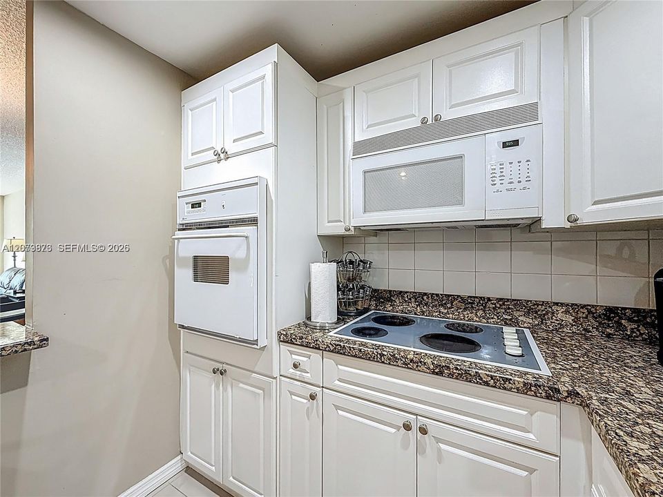 For Rent: $2,200 (1 beds, 1 baths, 1005 Square Feet)
