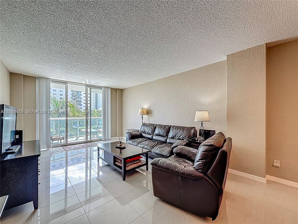 For Rent: $2,200 (1 beds, 1 baths, 1005 Square Feet)