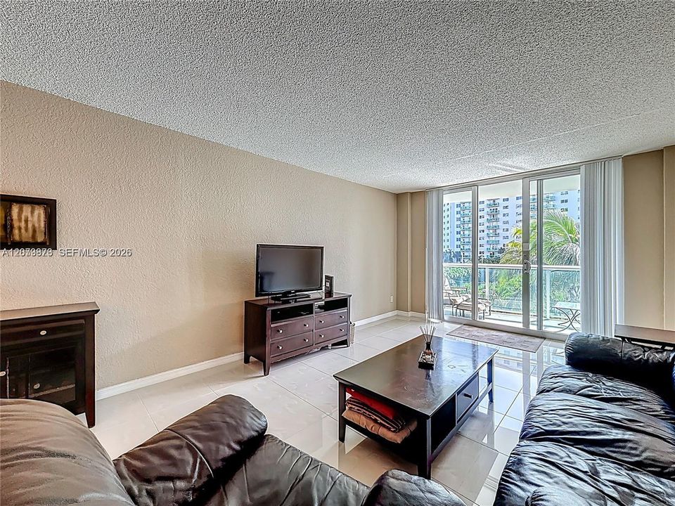 For Rent: $2,200 (1 beds, 1 baths, 1005 Square Feet)