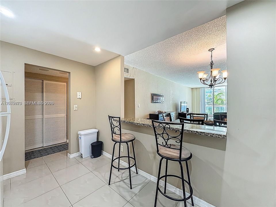 For Rent: $2,200 (1 beds, 1 baths, 1005 Square Feet)