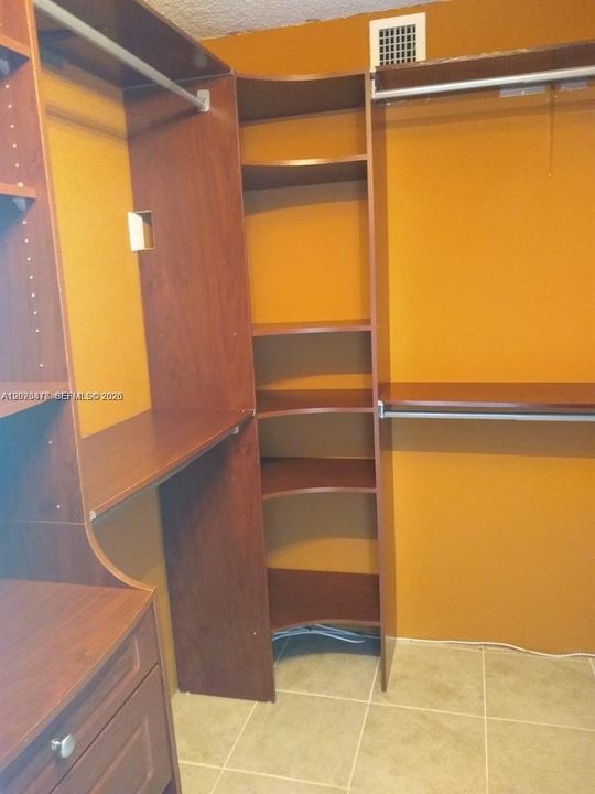 For Sale: $202,500 (1 beds, 1 baths, 925 Square Feet)