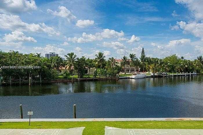 For Sale: $202,500 (1 beds, 1 baths, 925 Square Feet)