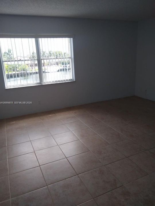 For Sale: $202,500 (1 beds, 1 baths, 925 Square Feet)