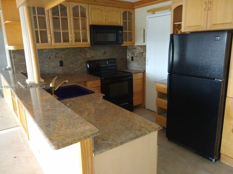 For Sale: $202,500 (1 beds, 1 baths, 925 Square Feet)
