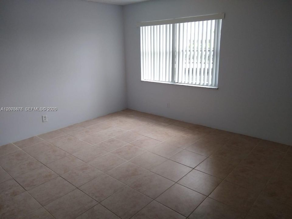 For Sale: $202,500 (1 beds, 1 baths, 925 Square Feet)