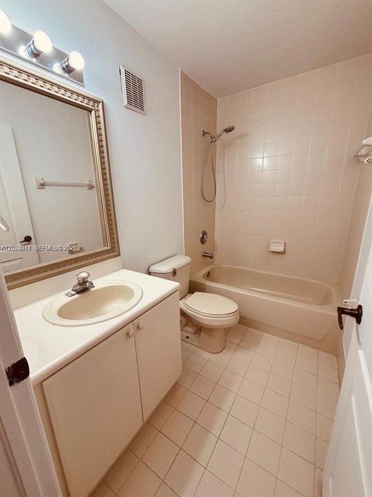 For Sale: $299,000 (2 beds, 2 baths, 1298 Square Feet)